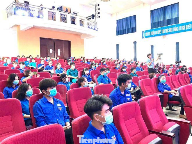 Đoàn viên thanh niên tham dự diễn đàn để nghe thông tin về "ngày hội toàn dân" sắp tới Đoàn viên thanh niên tham dự diễn đàn để nghe thông tin về "ngày hội toàn dân" sắp tới