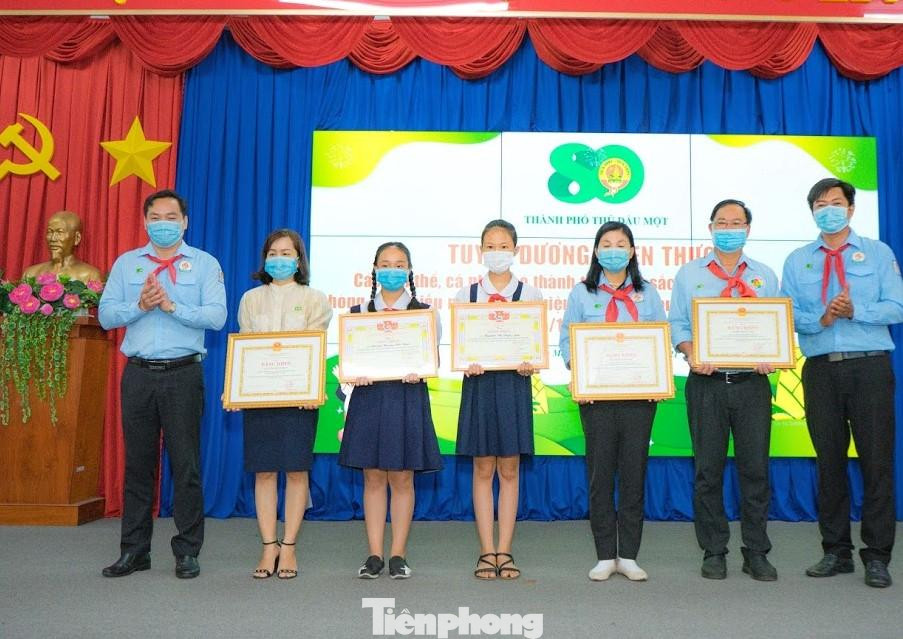Thanh đoàn TP Thủ Dầu Một khen thưởng tập thể, cá nhân có thành tích trong hoạt động đội Thanh đoàn TP Thủ Dầu Một khen thưởng tập thể, cá nhân có thành tích trong hoạt động đội