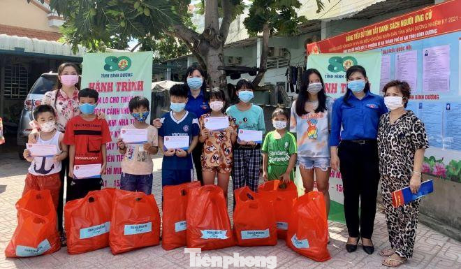 Tỉnh đoàn Bình Dương tặng quà cho con em thanh niên công nhân trên địa bàn Tỉnh đoàn Bình Dương tặng quà cho con em thanh niên công nhân trên địa bàn