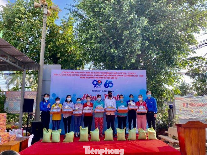 Tặng quà cho thanh niên công nhân và thiếu nhi có hoàn cảnh khó khăn Tặng quà cho thanh niên công nhân và thiếu nhi có hoàn cảnh khó khăn