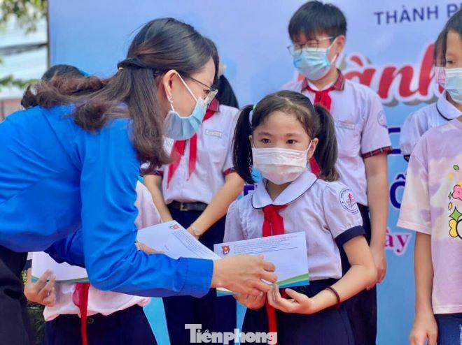 Chị Phạm Nguyễn Phương Thà – Bí thư Thành đoàn TP Thuận An trao học bỗng cho con em công nhân có hoàn cảnh khó khăn Chị Phạm Nguyễn Phương Thà – Bí thư Thành đoàn TP Thuận An trao học bỗng cho con em công nhân có hoàn cảnh khó khăn