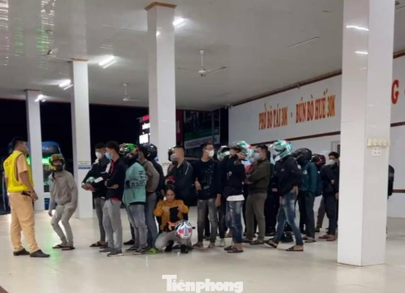 "Quái xế" bị cảnh sát vây bắt khi tham gia tổ chức đua xe