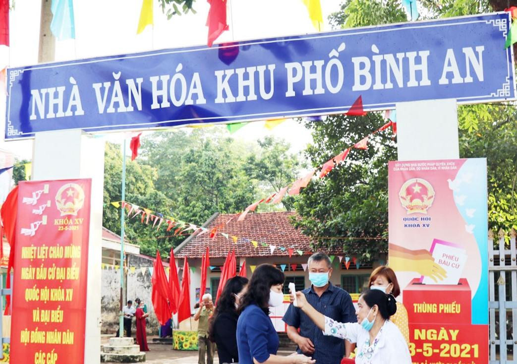 Chủ tịch HĐND tỉnh Bình Phước Huỳnh Thị Hằng được đo thân nhiệt trước khi vào điểm bầu cử
