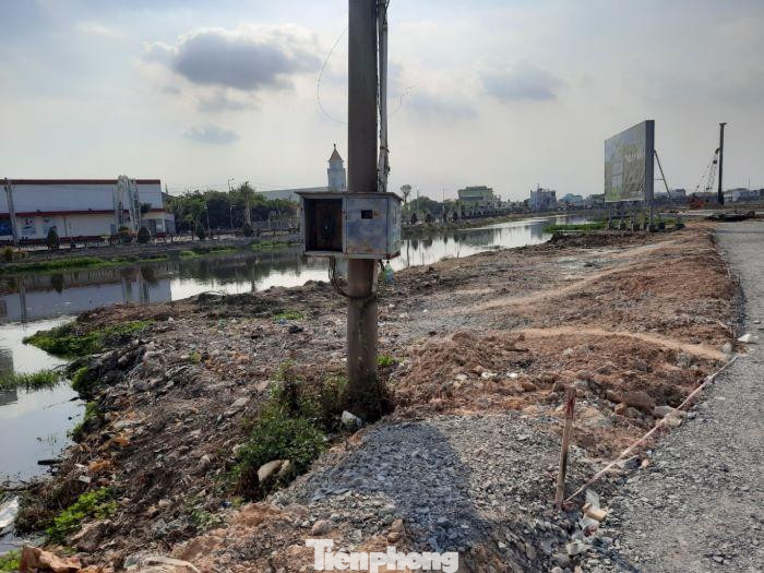 Có 12 con đường và hạ tầng trong dự án xây dựng khi chưa có giấy phép. Có 12 con đường và hạ tầng trong dự án xây dựng khi chưa có giấy phép.