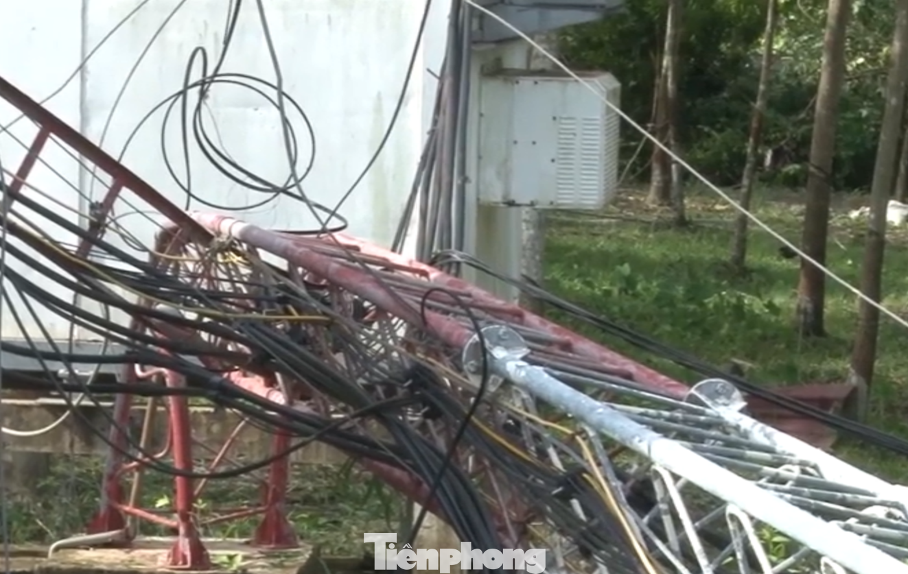 Nhiều cột điện đổ sập. Khu vực bị ảnh hưởng mất điện trên diện rộng.