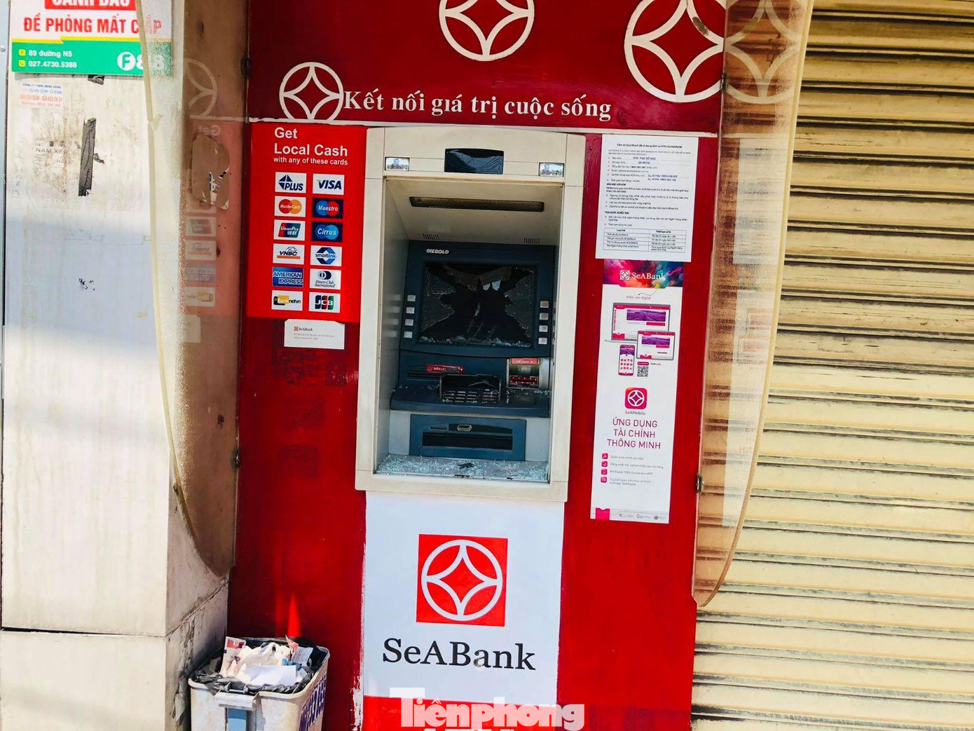 Trụ ATM của ngân hàng SeABank bị đập phá Trụ ATM của ngân hàng SeABank bị đập phá