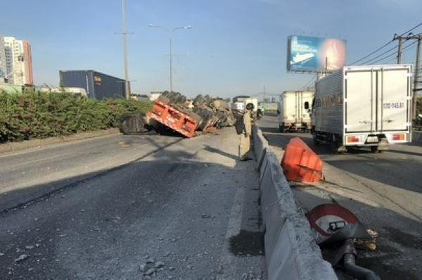 Xe đầu kéo lao vào dải phân cách Xe đầu kéo lao vào dải phân cách