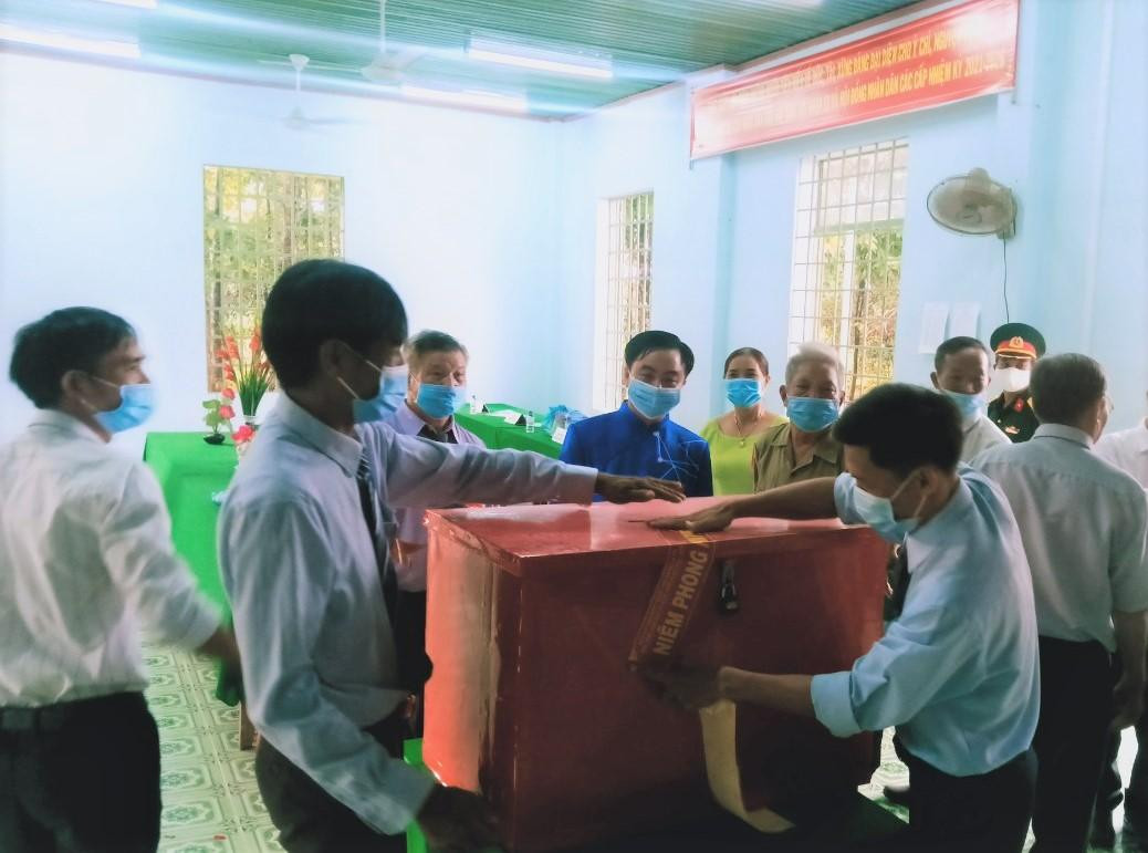 Niêm phong thùng phiếu