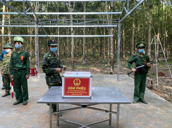 Cán bộ, chiến sĩ tại điểm chốt phòng dịch biên giới Bình Phước tham gia bỏ phiếu