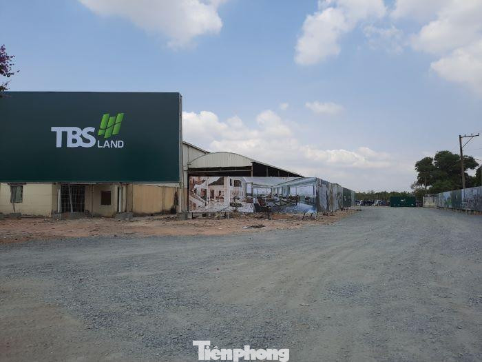 Dự án Khu dân cư nhà vườn, biệt thự Vườn Cau (Hồ Gươm Xanh – Thuận An City) do Công ty Cổ phần Thương mại và Du lịch Bình Dương làm chủ đầu tư bị xử phạt và đề nghị tháo dỡ công trình sai phạm vì thi công chưa có giấy phép. Dự án Khu dân cư nhà vườn, biệt thự Vườn Cau (Hồ Gươm Xanh – Thuận An City) do Công ty Cổ phần Thương mại và Du lịch Bình Dương làm chủ đầu tư bị xử phạt và đề nghị tháo dỡ công trình sai phạm vì thi công chưa có giấy phép.