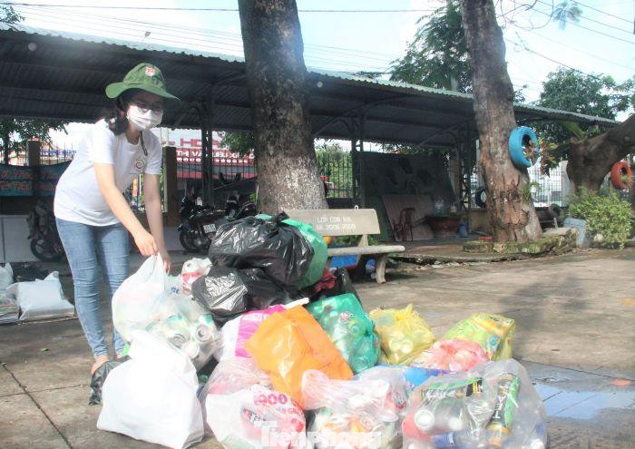 Rác thải nhựa được quy đổi thành quà vừa bảo vệ môi trường vừa gây quỹ giúp đỡ hoàn cảnh khó khăn