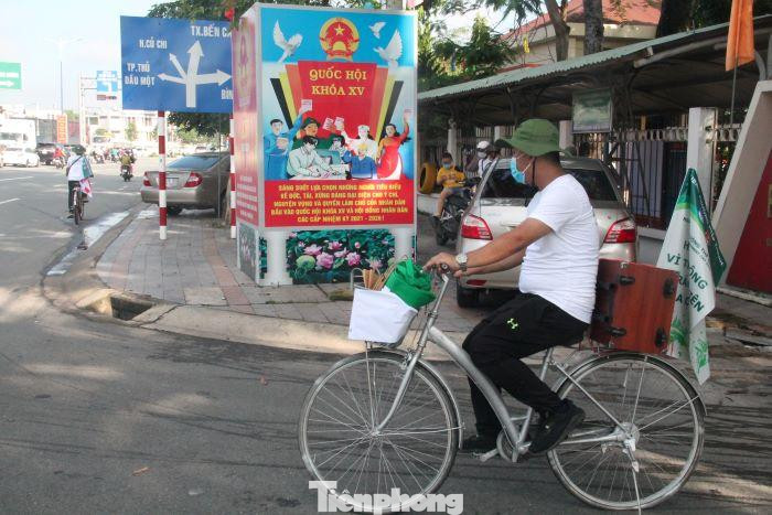 Các bạn đoàn viên dùng xe đạp chở loa phát tuyên truyền bảo vệ môi trường và phòng, chống dịch bệnh