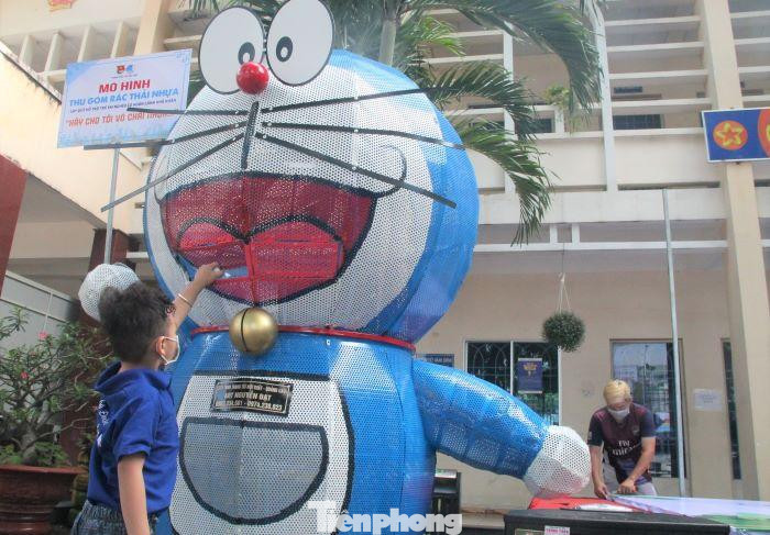 Mô hình thùng rác Doremon thân thiện cho các bé