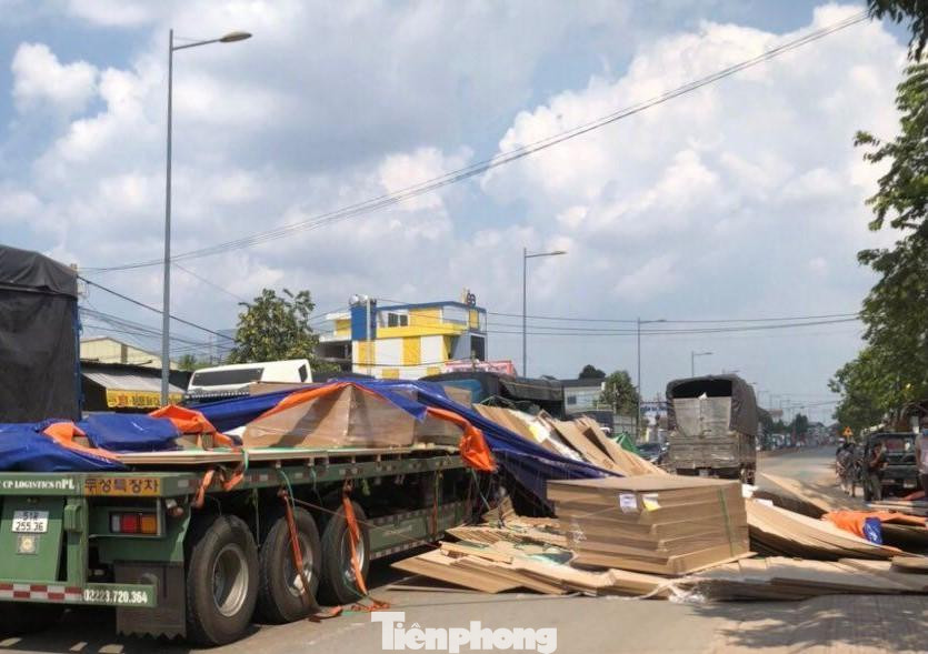 Hàng chục tấn ván ép lao xuống đường