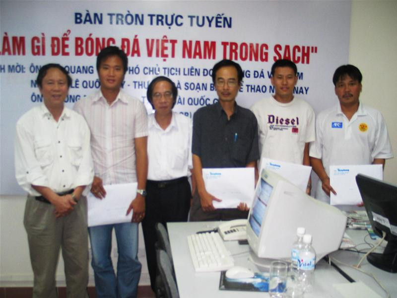 Tổng biên tập báo Tiền Phong tặng quà các vị khách mời