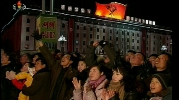 Người dân Triều Tiên hân hoan xem pháo hoa đón mừng năm mới