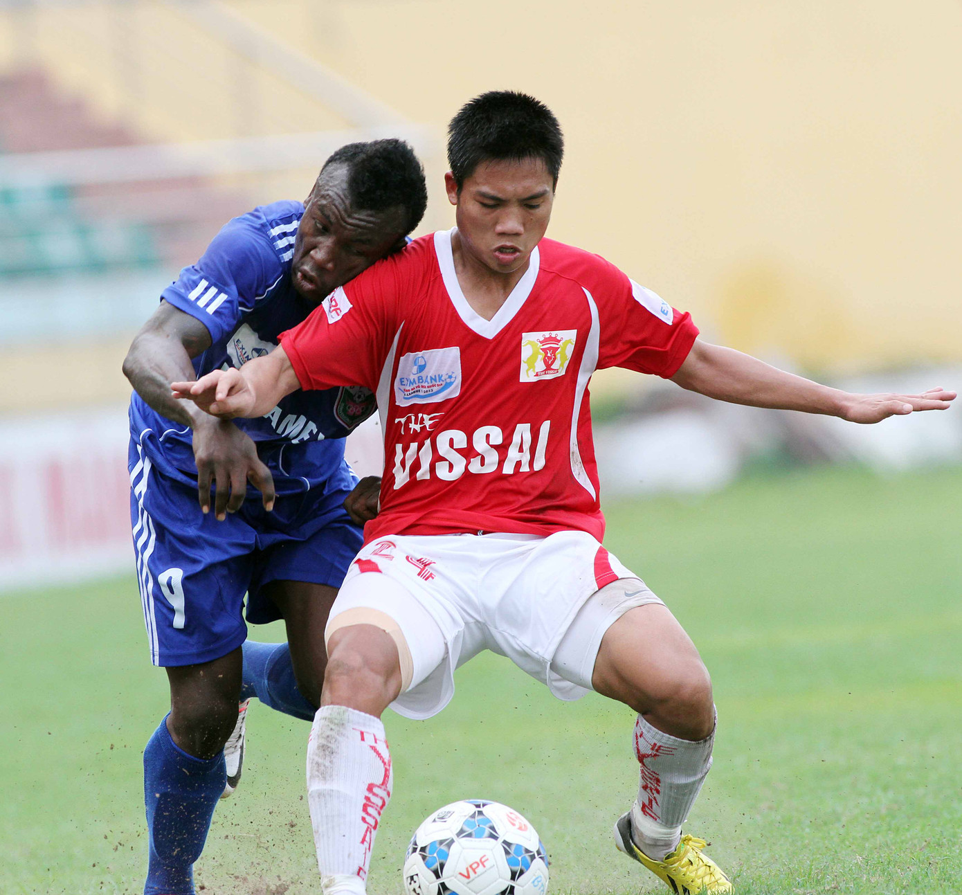 Dù rất nỗ lực, B.Bình Dương (trái) vẫn chỉ đứng ở vị trí cuối cùng lượt đi mùa này. Ảnh: VSI Dù rất nỗ lực, B.Bình Dương (trái) vẫn chỉ đứng ở vị trí cuối cùng lượt đi mùa này