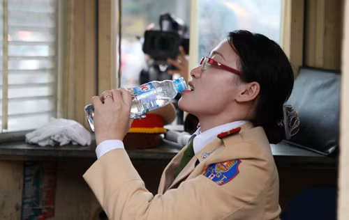 Phút giải lao sau giờ cao điểm buổi sáng của Trung úy Hoàng Thị Cẩm Vân – Đội CSGT số 1. Ảnh: Xuân Phú.