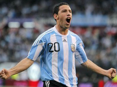 Cú đúp của Maximiliano Rodriguez làm nên chiến thắng hoành tráng cho tuyển Argentina.