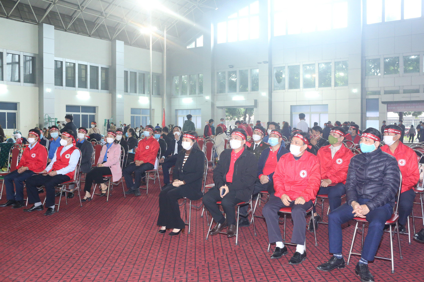 Đông đảo người dân Ninh Bình tham gia hiến máu. Ảnh: Đ.H