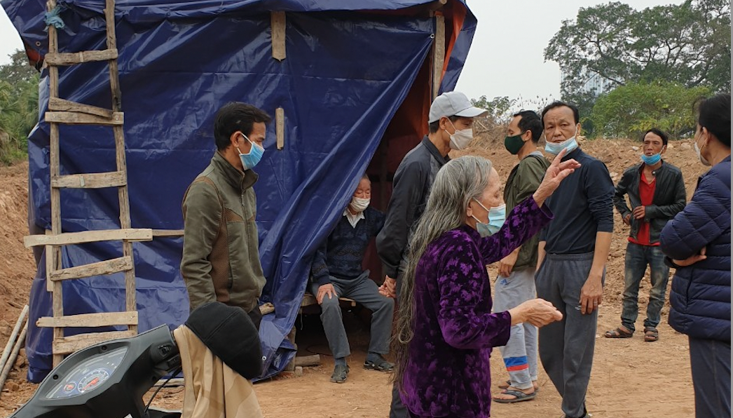 Người dân dựng lều phản đối việc thi công làm đường. Ảnh: Đ.H Người dân dựng lều phản đối việc thi công làm đường. Ảnh: Đ.H