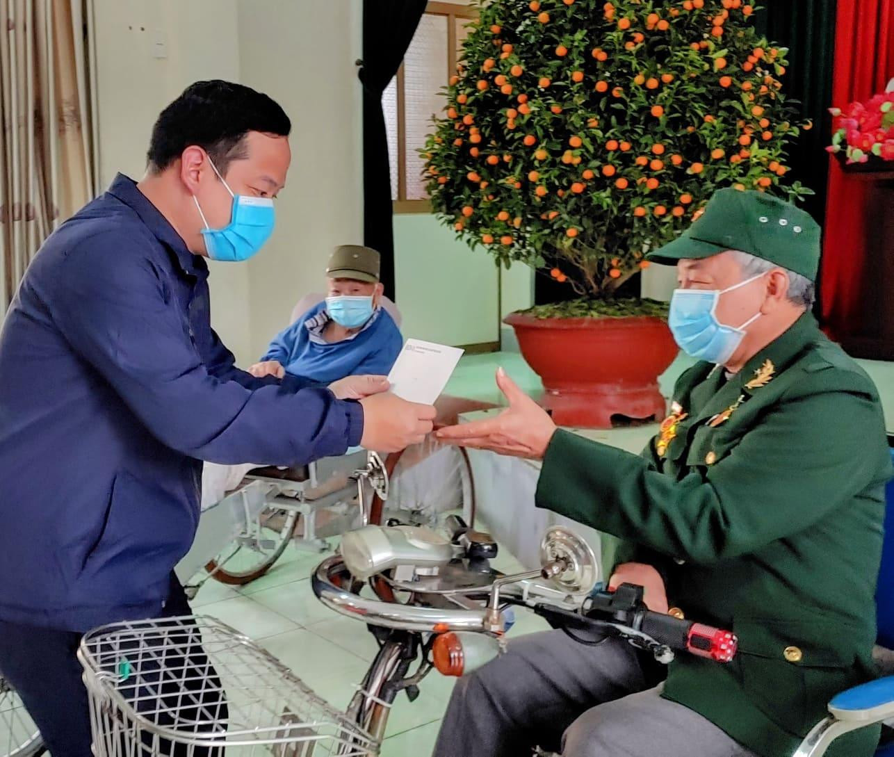 Ông Nguyễn Duy Dũng, Phó Chủ tịch Công đoàn BIDV Thái Bình trao quà cho thương binh tại Trung tâm điều dưỡng thương binh Vũ Thư. Ảnh: N.L