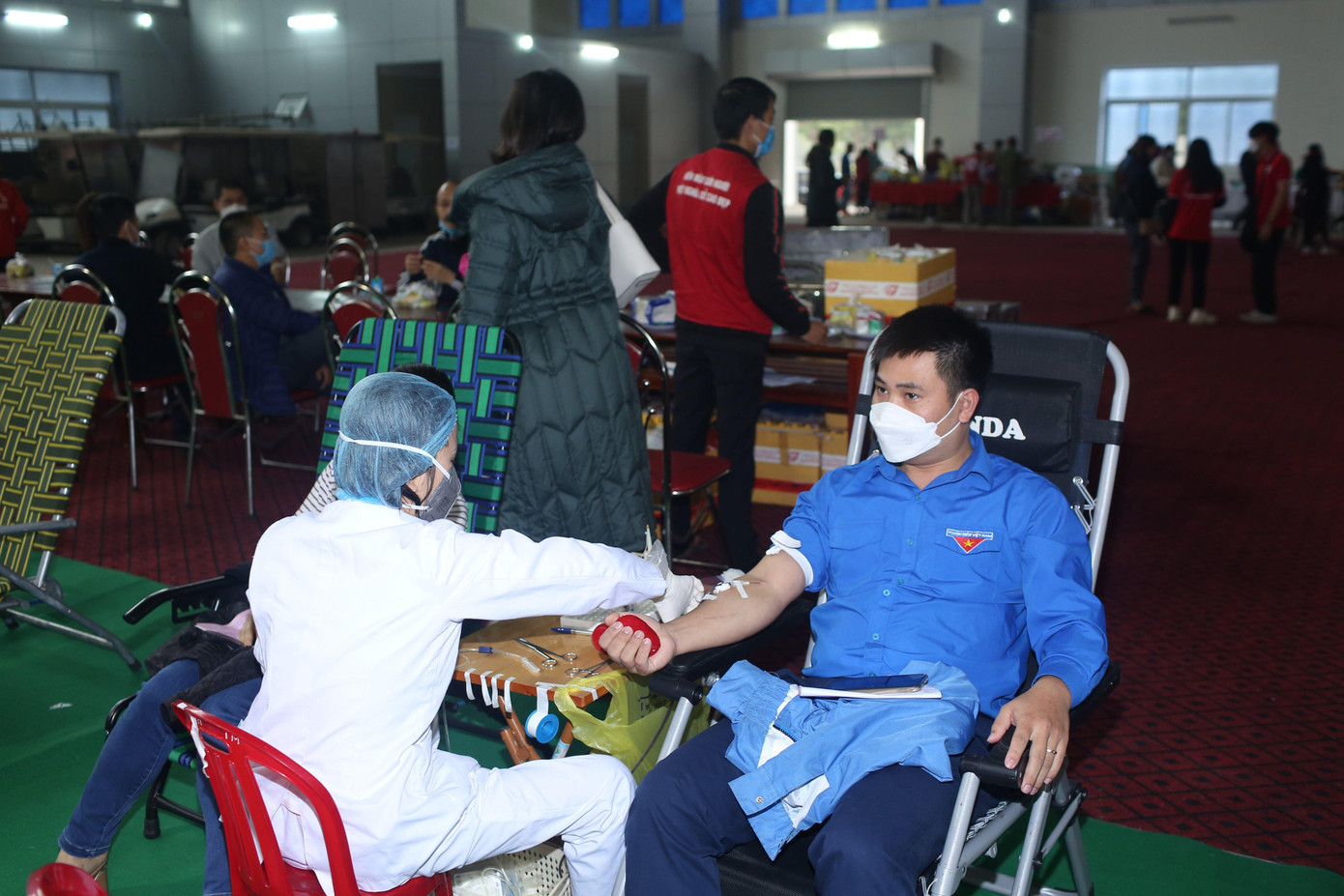 Đoàn viên tham gia hiến máu. Ảnh: Đ.H