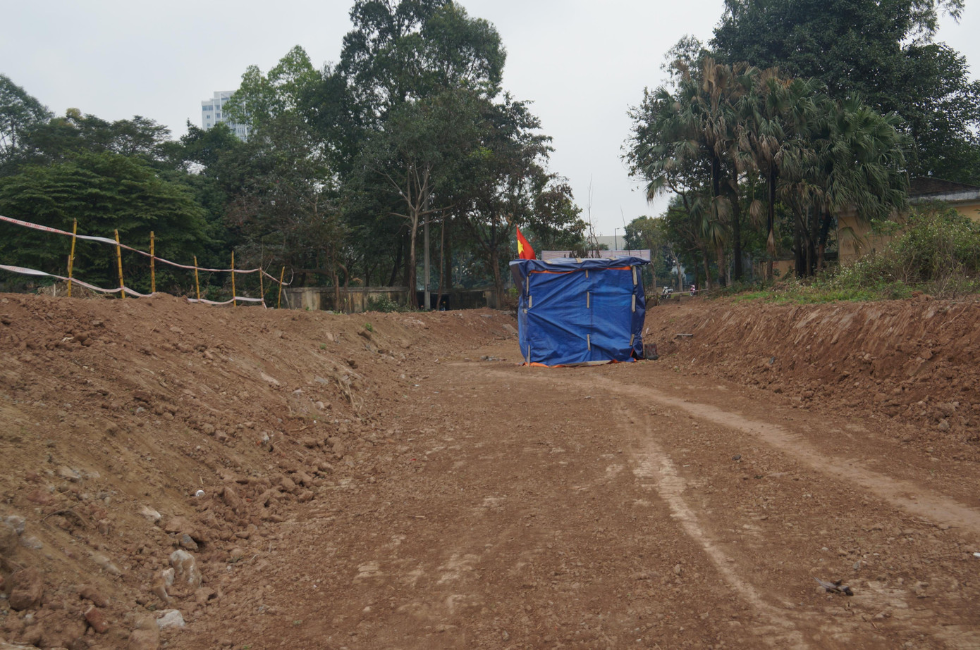 Con đường xuyên qua 2 nghĩa trang dẫn vào khu đô thị Bitexco đang được thi công. Ảnh: Đ.H Con đường xuyên qua 2 nghĩa trang dẫn vào khu đô thị Bitexco đang được thi công. Ảnh: Đ.H