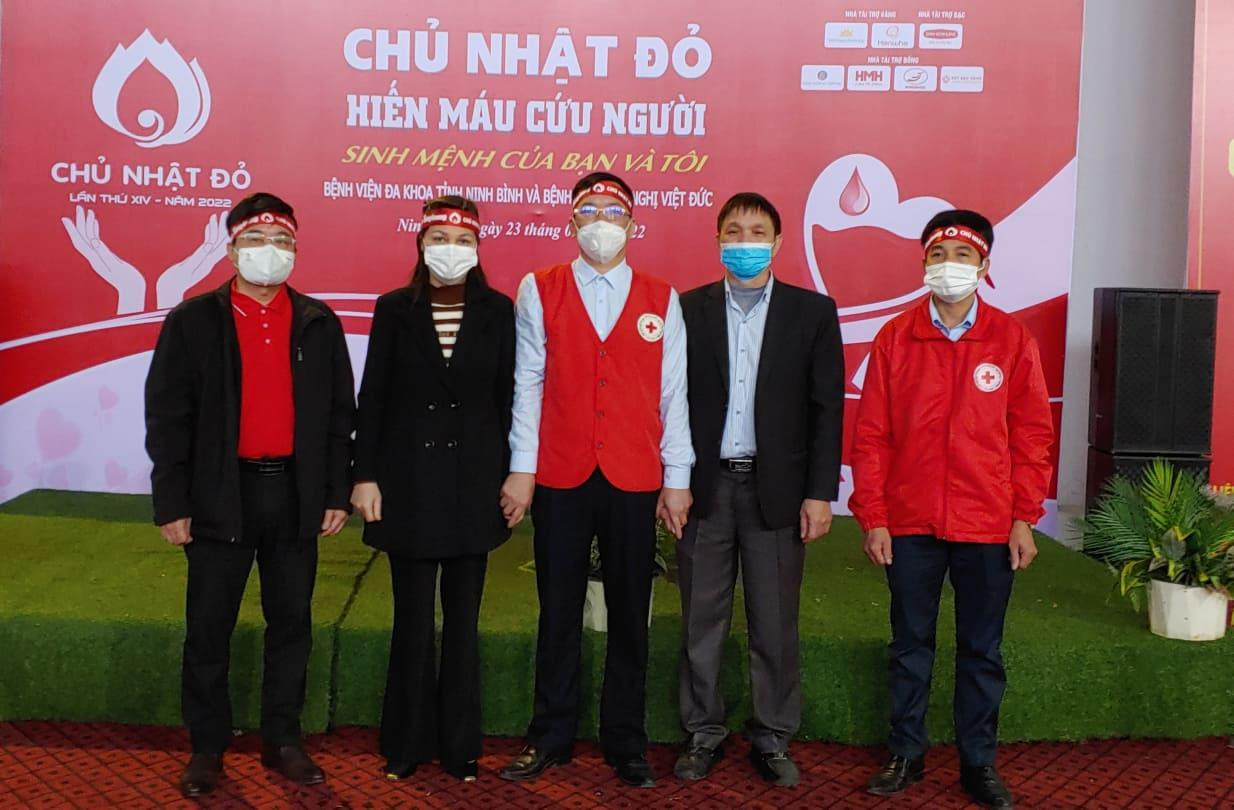 Nhà báo Vũ Tiến cùng ban tổ chức, tình nguyện viên trong lễ hội Chủ Nhật Đỏ. Ảnh: Đ.H