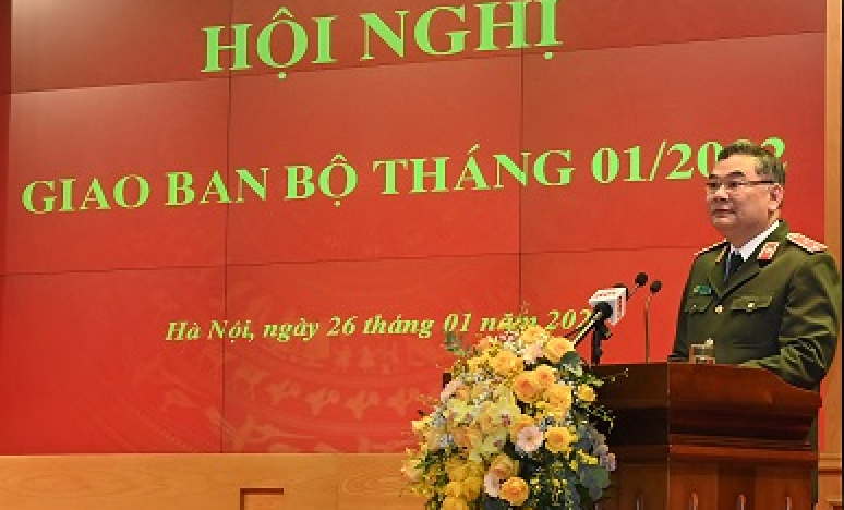 Trung tướng Tô Ân Xô, Chánh Văn phòng Bộ Công an báo cáo tại hội nghị. Ảnh: C.A