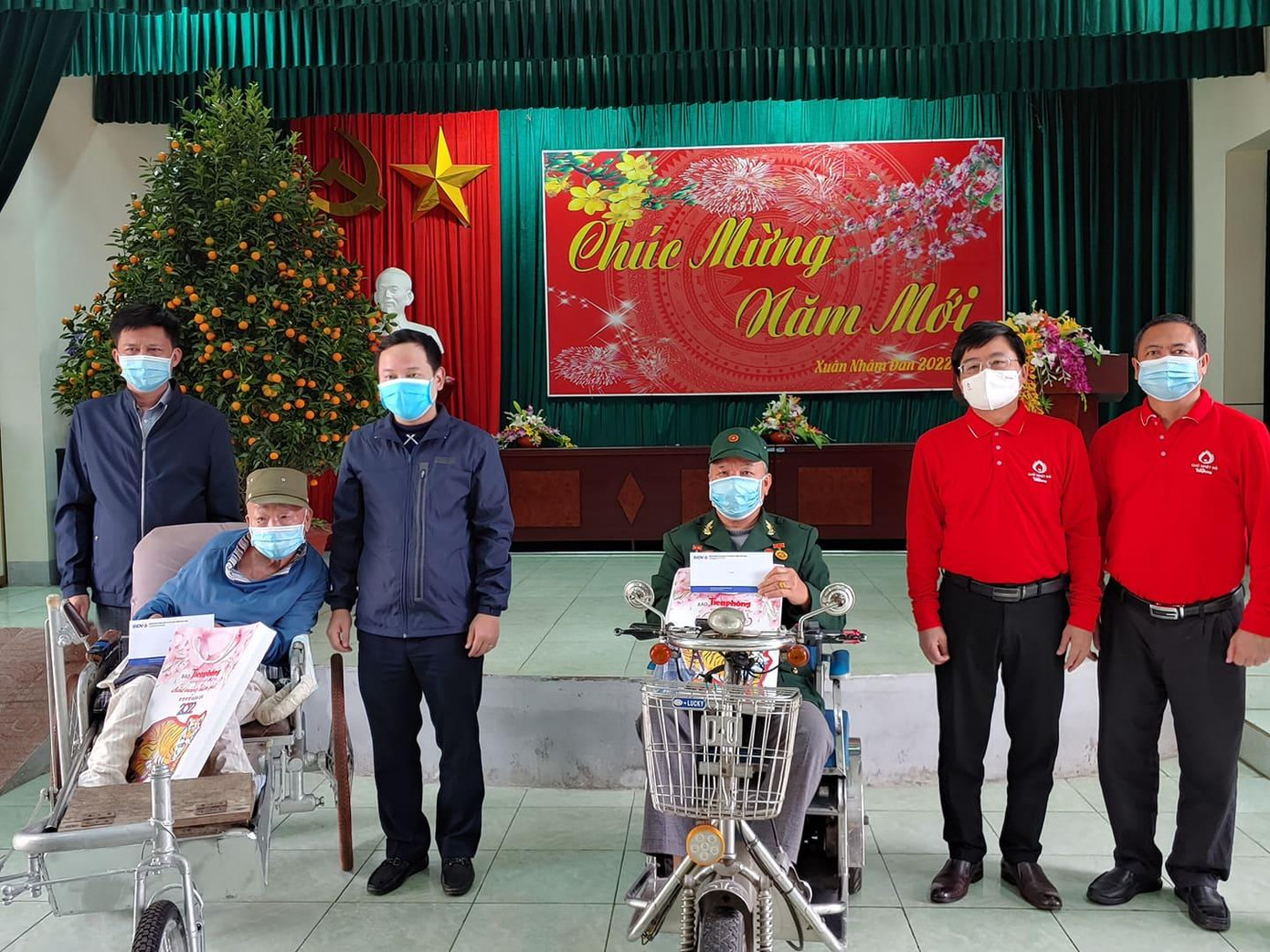 Đại diện Ngân hàng BIDV và báo Tiền Phong tại Trung tâm điều dưỡng huyện Vũ Thư. Ảnh: N.L