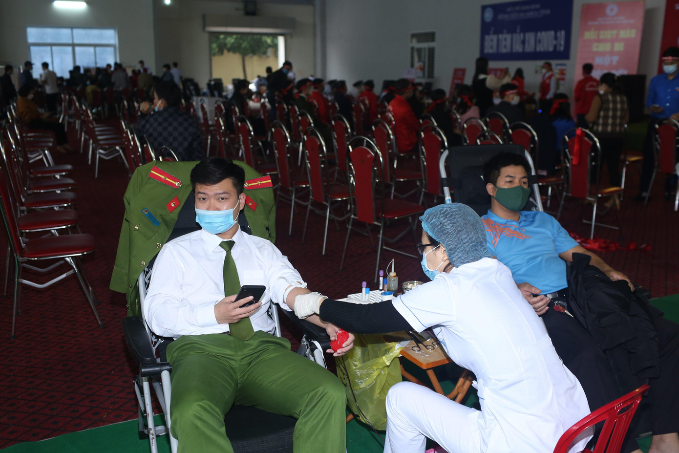 Chiến sỹ công an tham gia hiến máu. Ảnh: Đ.H