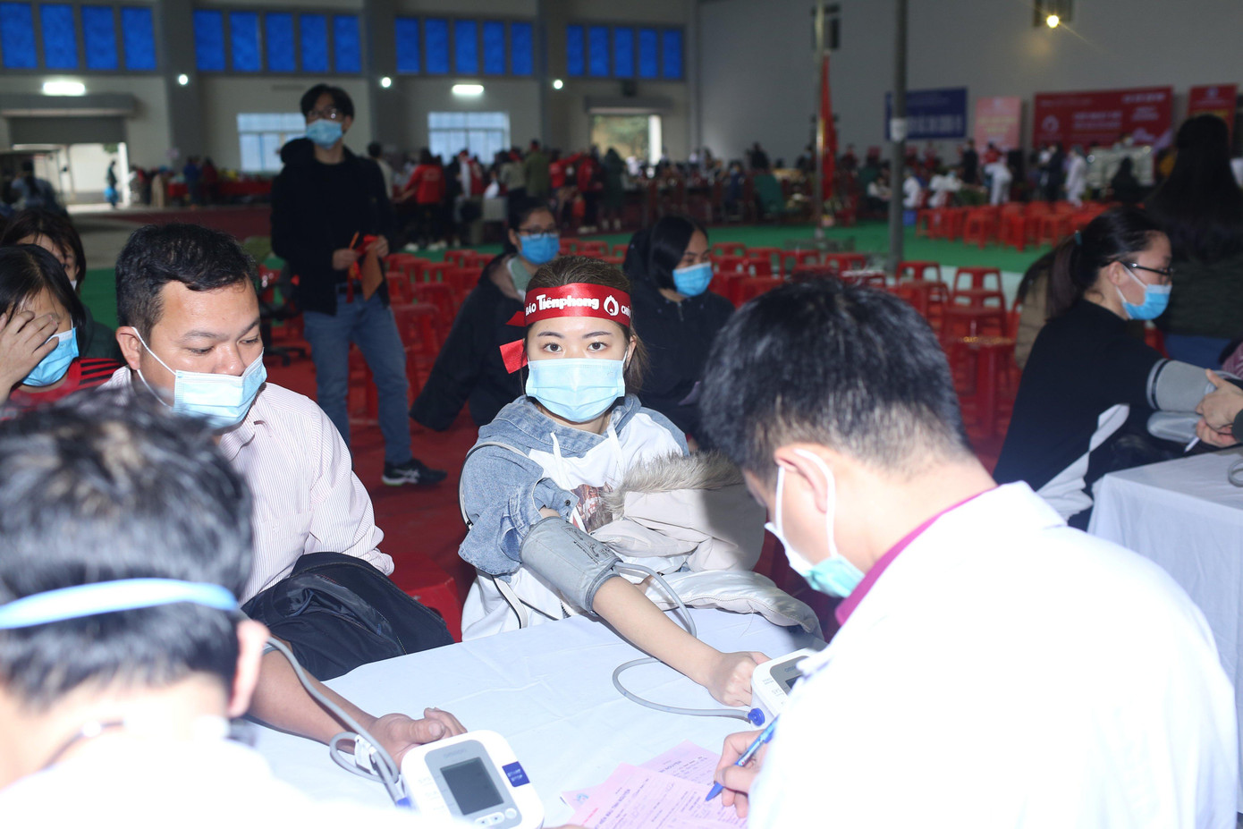 Nhiều bạn trẻ vui mừng trong ngày hội hiến máu. Ảnh: Đ.H