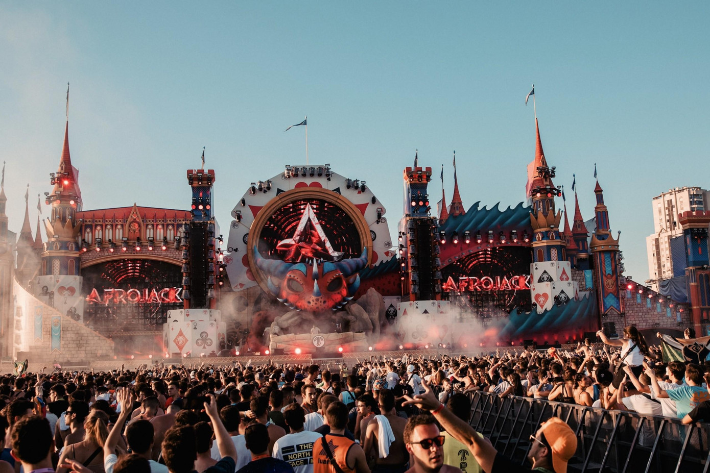 Ước tính có 50.000 khán giả tham gia lễ hội khi sự cố sập sân khấu xảy ra.