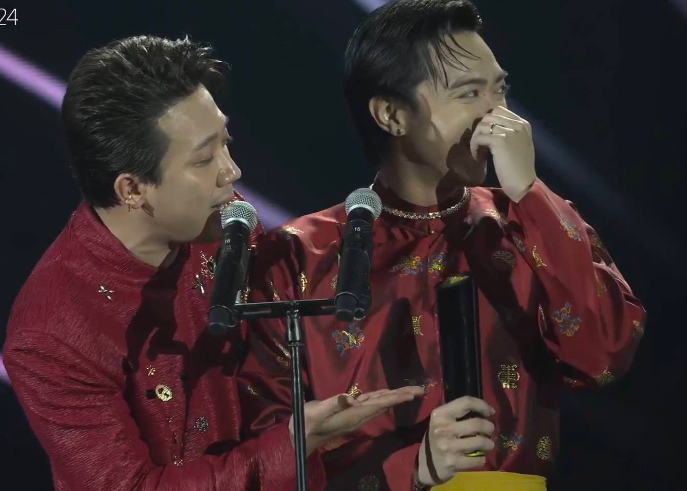 SOOBIN "sượng trân" trước lời nhắc nhở bông đùa của Trấn Thành. SOOBIN "sượng trân" trước lời nhắc nhở bông đùa của Trấn Thành.