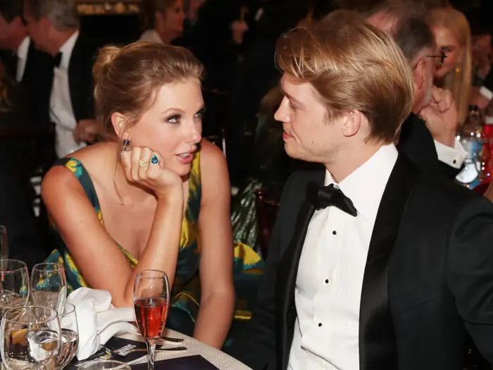Rút kinh nghiệm từ quá khứ, Taylor Swift và Joe Alwyn muốn giữ kín mối quan hệ. Rút kinh nghiệm từ quá khứ, Taylor Swift và Joe Alwyn muốn giữ kín mối quan hệ.
