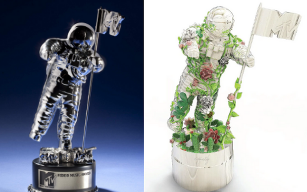 Chiếc cúp phi hành gia trên Mặt Trăng (moonman) đặc trưng của VMAs được trang trí lại để kỉ niệm 40 năm phát sóng của đài MTV. Chiếc cúp phi hành gia trên Mặt Trăng (moonman) đặc trưng của VMAs được trang trí lại để kỉ niệm 40 năm phát sóng của đài MTV.