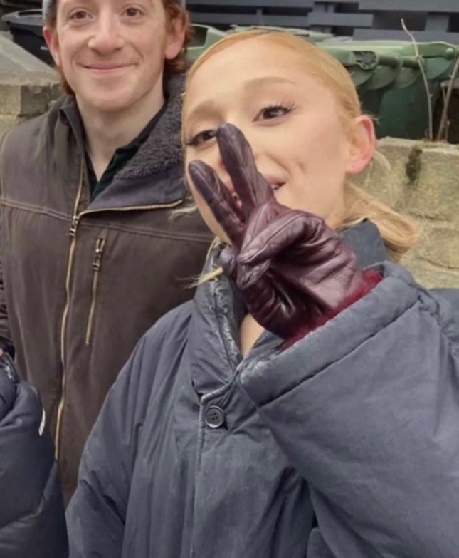 Ariana Grande và Ethan Slater được cho là khá thân thiết trên phim trường Wicked. Ariana Grande và Ethan Slater được cho là khá thân thiết trên phim trường Wicked.