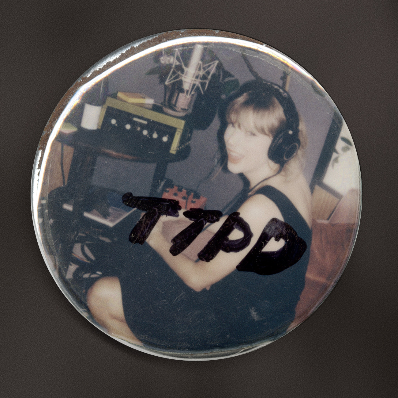 Taylor Swift rạng rỡ trong loạt ảnh hậu trường thu âm album mới.