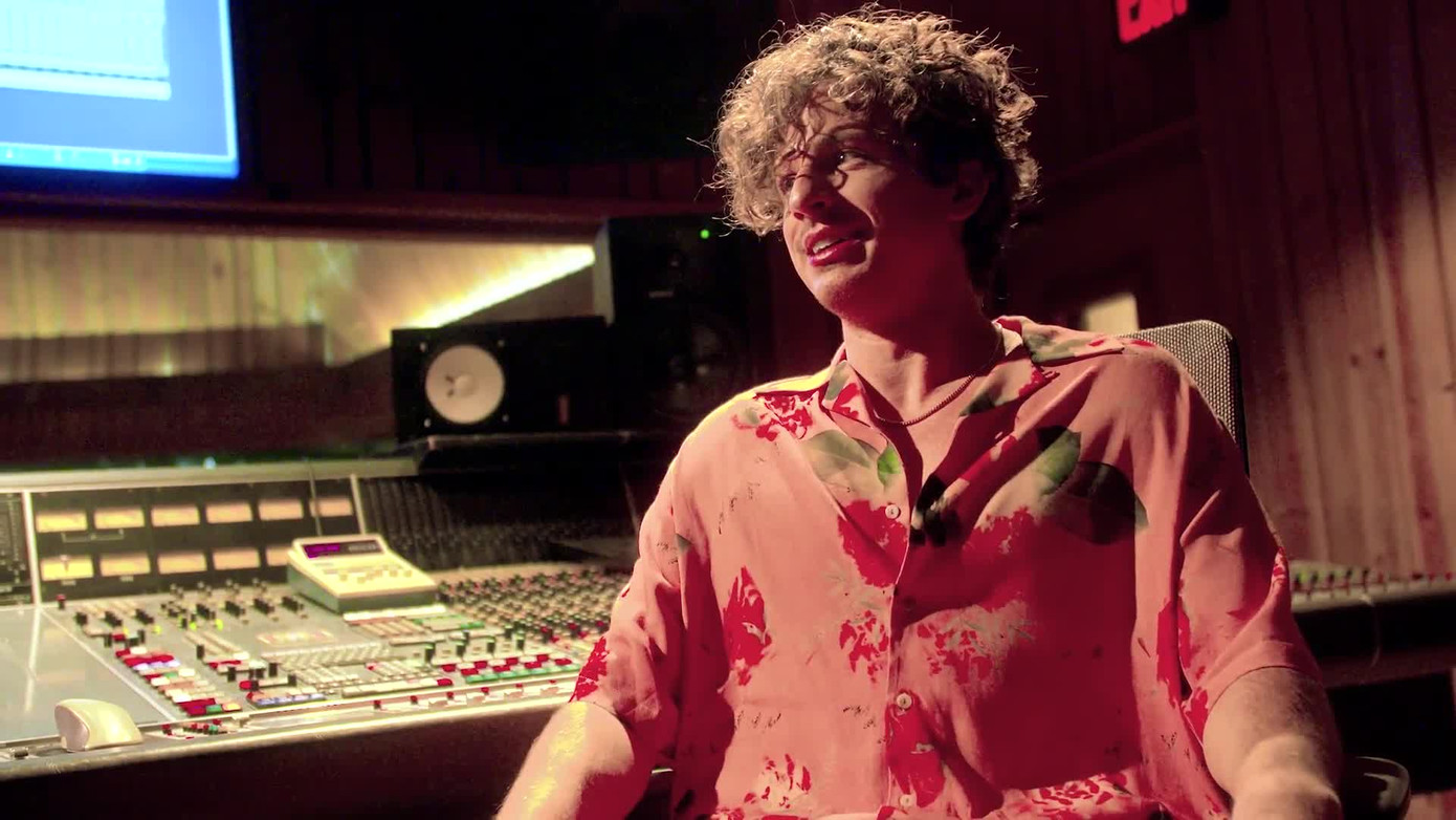 Charlie Puth rất chăm chỉ chia sẻ khoảng thời gian trong phòng thu với khán giả.