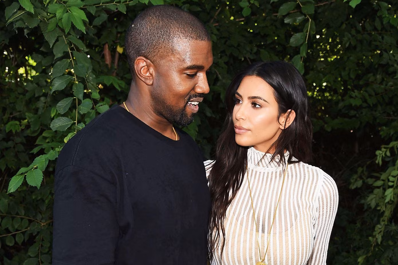 Kim Kardashian luôn phải đứng ra sửa chữa những hành động bồng bột của chồng cũ. Kim Kardashian luôn phải đứng ra sửa chữa những hành động bồng bột của chồng cũ.