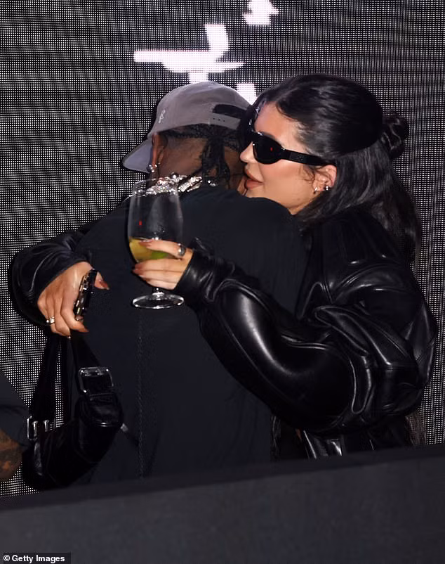 Khoảnh khắc Kylie Jenner trao Travis Scott cái ôm trìu mến.