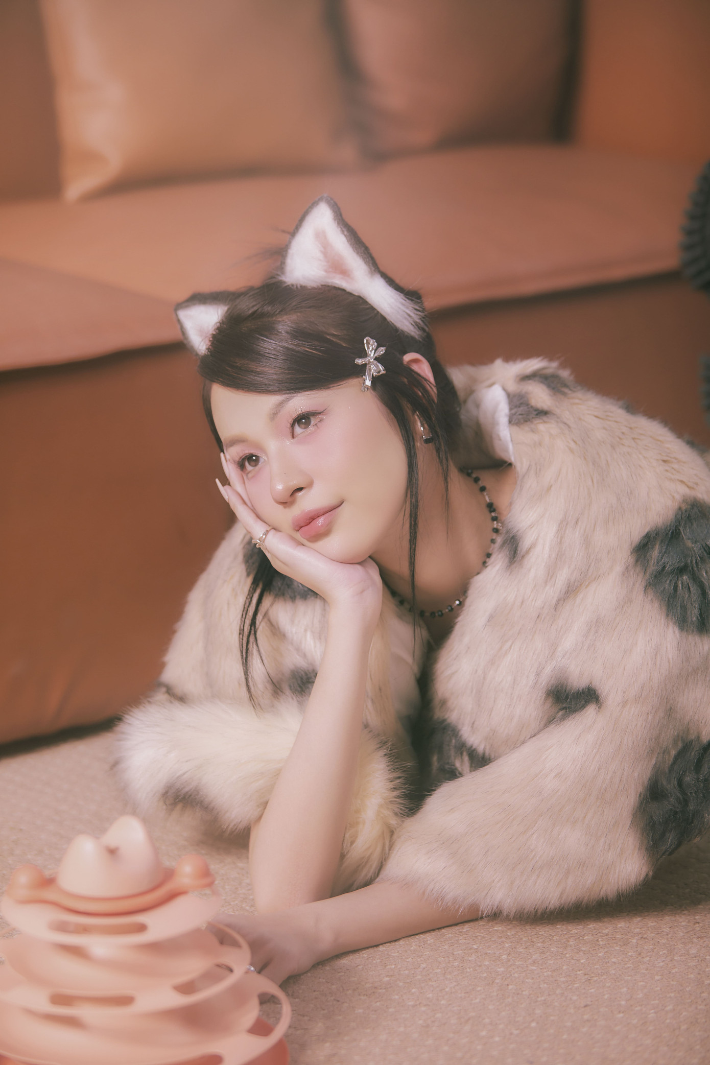 Phí Phương Anh hóa thân thành "miêu nữ" trong MV mới.