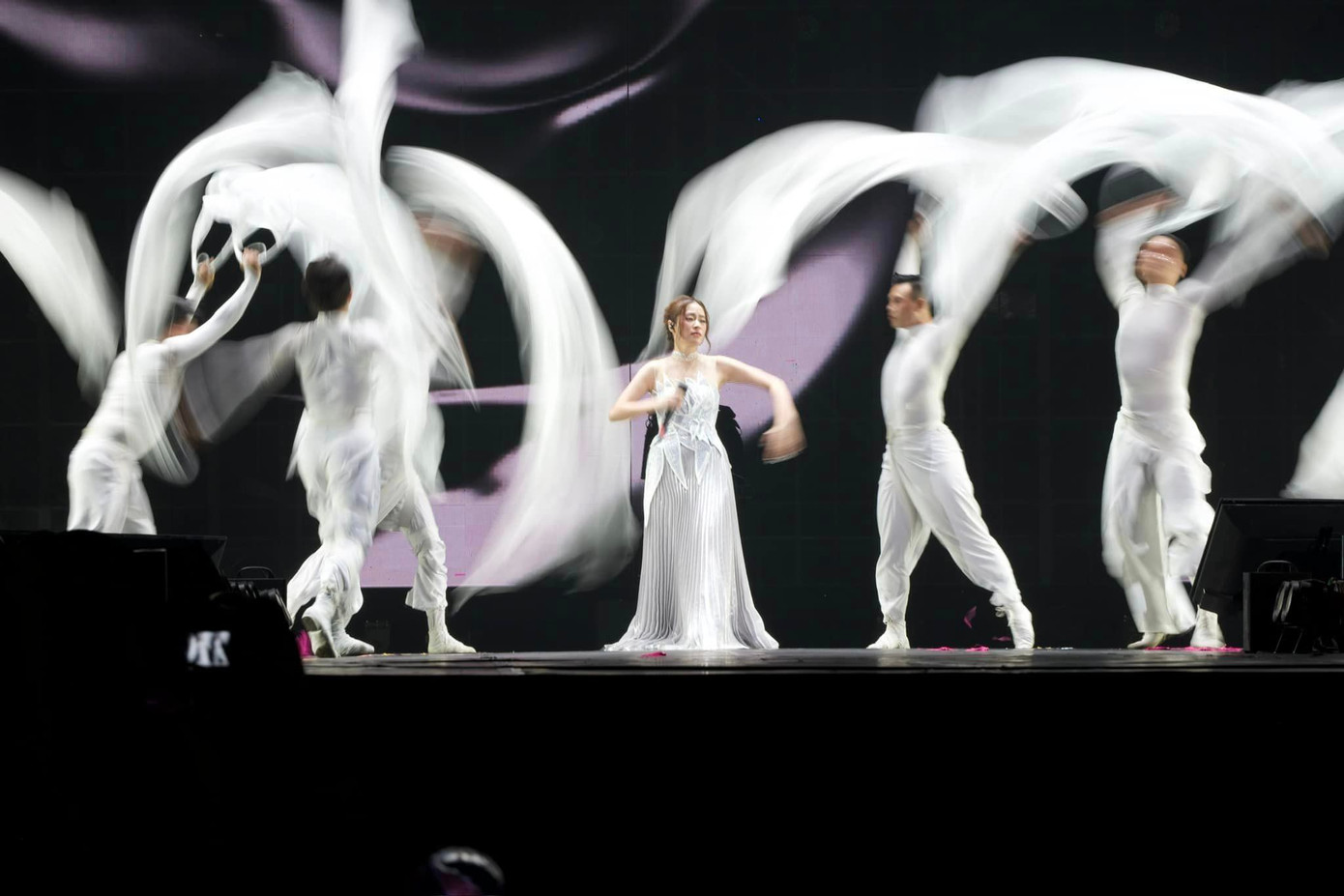 Concert của Hoàng Thùy Linh thiếu kết nối với khán giả vì mải kể chuyện. Concert của Hoàng Thùy Linh thiếu kết nối với khán giả vì mải kể chuyện.