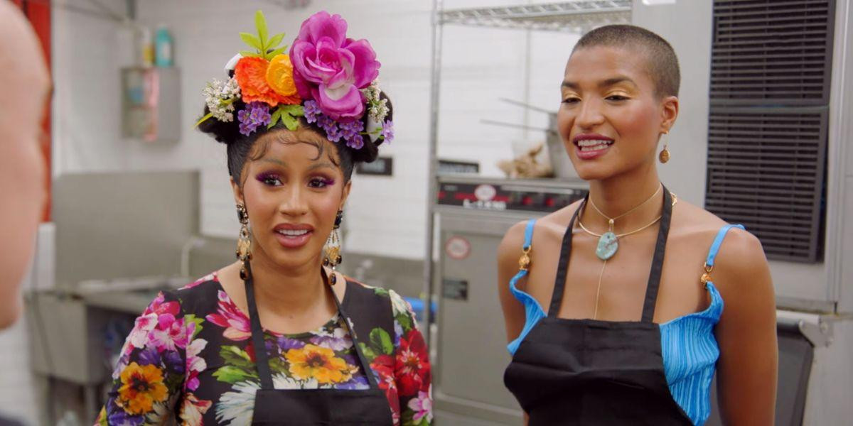 Cardi B trổ tài nấu nướng các món ăn Mỹ Latinh cùng người mẫu Indya Moore. Cardi B trổ tài nấu nướng các món ăn Mỹ Latinh cùng người mẫu Indya Moore.