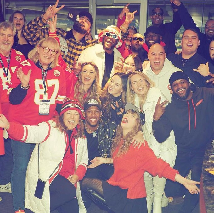 Taylor Swift cùng gia đình và bạn bè Travis Kelce tụ họp ăn mừng chiến thắng. Taylor Swift cùng gia đình và bạn bè Travis Kelce tụ họp ăn mừng chiến thắng.