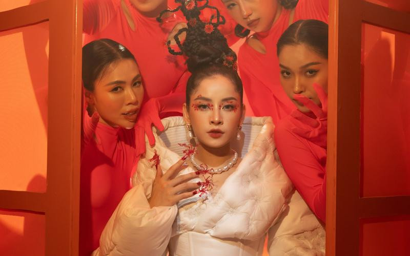 Chi Pu thay tới 6 bộ trang phục trong MV mới. Chi Pu thay tới 6 bộ trang phục trong MV mới.