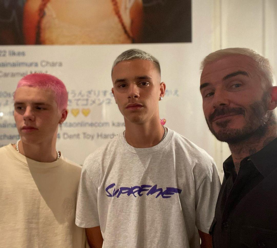 David Beckham để kiểu tóc “hồi xuân” chụp cùng hai cậu con trai là Romeo và Cruz.