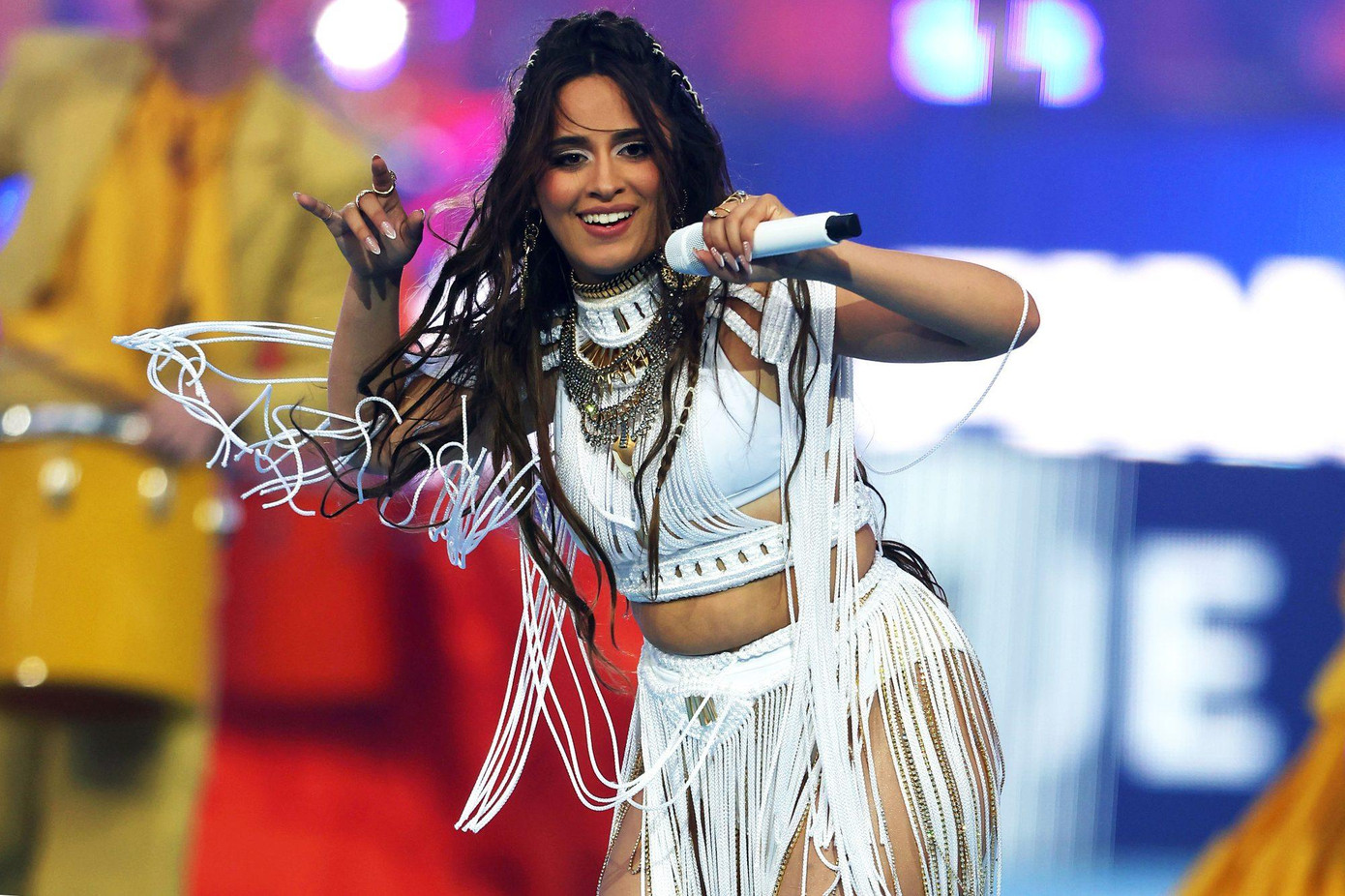 Camila Cabello khoe vóc dáng khi bước lên sân khấu trong bộ bikini màu trắng với màn trình diễn ngăn lớp áo có viền macramé.