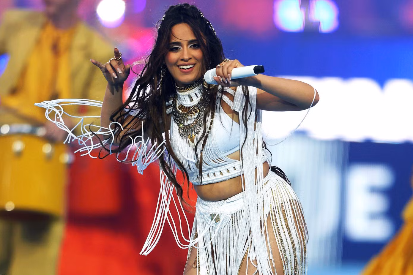 Camila Cabello khoe vóc dáng khi bước lên sân khấu trong bộ bikini màu trắng với màn trình diễn ngăn lớp áo có viền macramé.